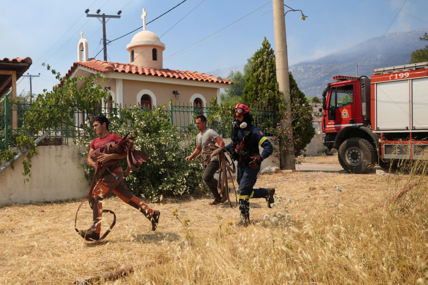 Δυτική Αττική: Εκκενώνεται η Ψάθα, οι φλόγες δίπλα στα σπίτια ΦΩΤΟ