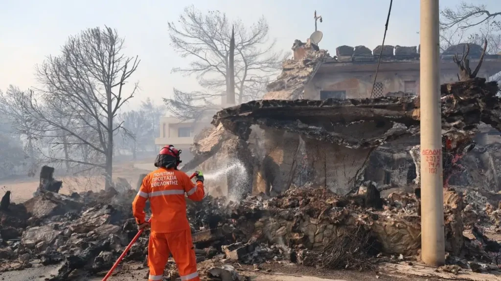 Σαλαμίνα: Δύο νεκροί στη φωτιά - Εκατοντάδες πολίτες απεγκλωβίστηκαν δια θαλάσσης ΦΩΤΟ-ΒΙΝΤΕΟ (Νεότερα)