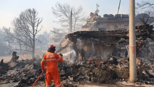Σαλαμίνα: Δύο νεκροί στη φωτιά - Εκατοντάδες πολίτες απεγκλωβίστηκαν δια θαλάσσης ΦΩΤΟ-ΒΙΝΤΕΟ (Νεότερα)