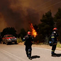 Φωτιές σε Βοιωτία και Αττική με διασπάρτες εστίες