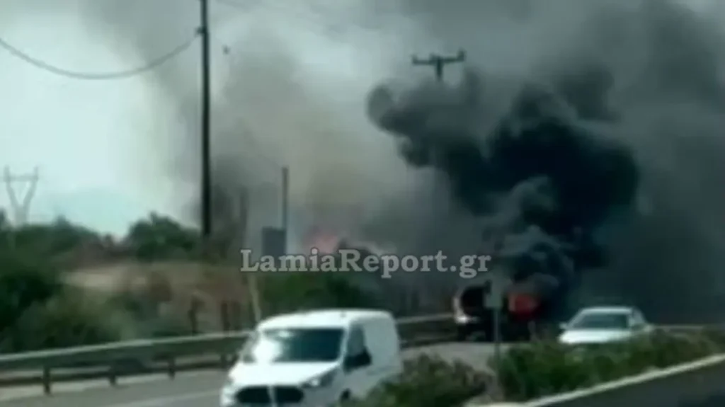 Αυτοκίνητο λαμπάδιασε εν κινήσει στην εθνική οδό Αθηνών - Λαμίας ΒΙΝΤΕΟ