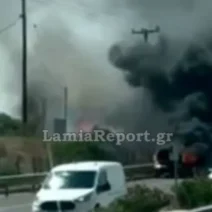 Αυτοκίνητο λαμπάδιασε εν κινήσει στην εθνική οδό Αθηνών - Λαμίας ΒΙΝΤΕΟ 1 Αυτοκίνητο λαμπάδιασε εν κινήσει στην εθνική οδό Αθηνών - Λαμίας ΒΙΝΤΕΟ
