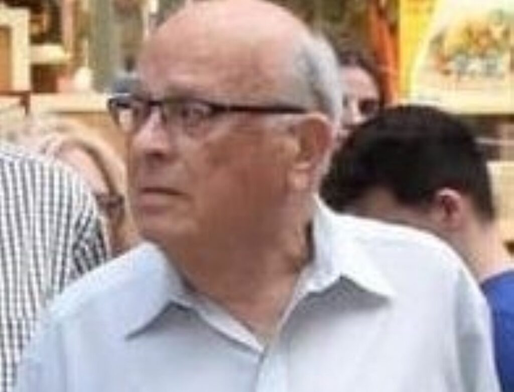 Ο γιατρός Γεράσιμος Ρηγόπουλος φοράει γυαλιά και ανοιχτόχρωμο που…