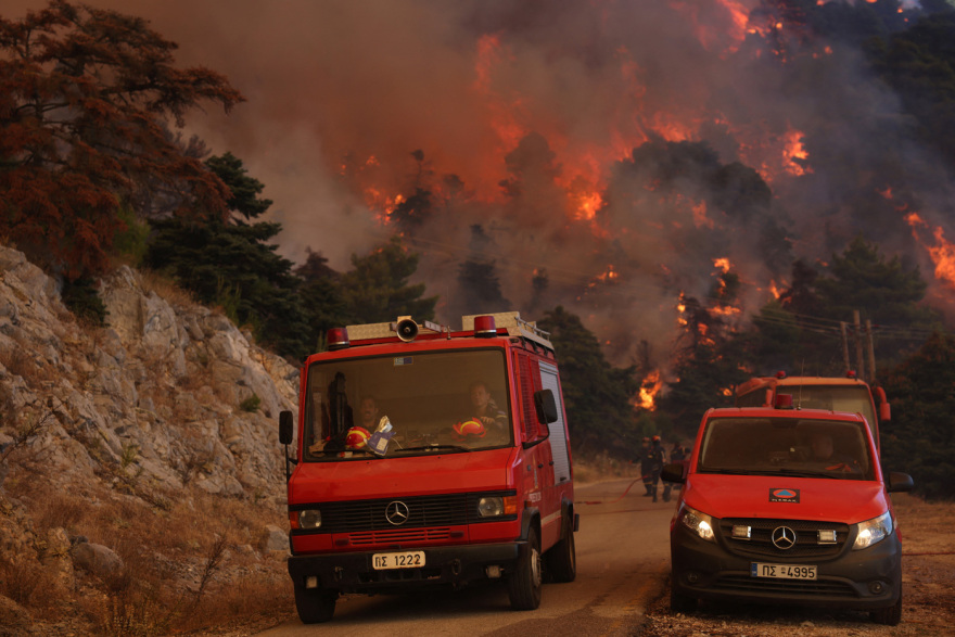 Δυτική Αττική: Μεγάλη αναζωπύρωση στο Κανδήλι, μαίνεται η φωτιά στην Αγία Σκέπη ΦΩΤΟ