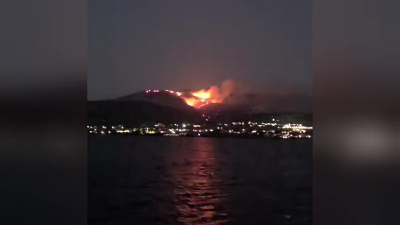 Βάλλης για φωτιά σε Πάρο: «Συμπαραστεκόμαστε στους κατοίκους και επισκέπτες του νησιού»