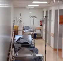 Ασθενείς σε ράντζα έξω από το νοσοκομείο Άγιος Ανδρέας στην Πάτρα