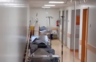 Ασθενείς σε ράντζα έξω από το νοσοκομείο Άγιος Ανδρέας στην Πάτρα