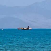 Αστυνομικοί με αεροσκάφος για πυρόσβεση