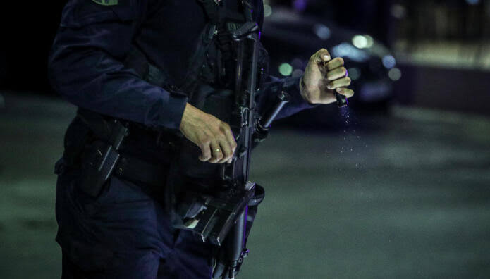 Αθήνα: Συνελήφθη ειδικός φρουρός για σεξουαλική παρενόχληση ανήλικης 4 Ειδικός φρουρός με στολή κρατά όπλο και απελευθερώνει μωβ σκόνη τη…
