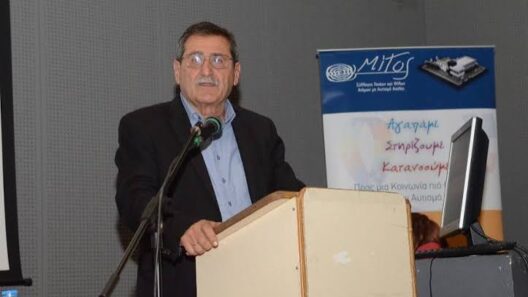 Πάτρα: Παρέμβαση του Κ. Πελετίδη στο υπουργείο Υγείας για τον Σύλλογο Αυτισμού 13 Ο Κ. Πελετίδης μιλάει από βήμα με μικρόφωνο, με πανό για τον αυτισμό…