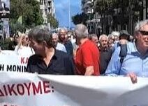 Διαδηλωτές κρατούν πανό σε πορεία στην Αιγιάλεια, ζητώντας άμεση λ…