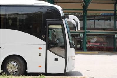 Δρόμος στην Πάτρα με λεωφορεία του Αστικού ΚΤΕΛ