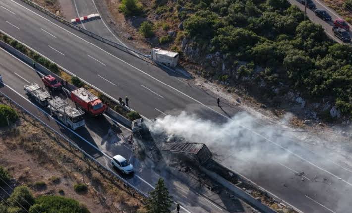 Φθιώτιδα: Σοκαριστικές οι εικόνες από το θανατηφόρο τροχαίο με τη σύγκρουση φορτηγών 10 Φθιώτιδα: Σοκαριστικές οι εικόνες από το θανατηφόρο τροχαίο με τη σύγκρουση φορτηγών