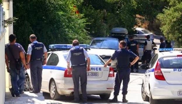 Αστυνομικοί και περιπολικά της ΕΛ.ΑΣ. σε εξωτερικό χώρο, πιθανόν με…