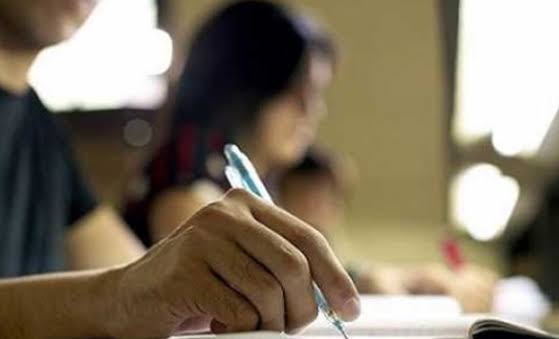 Ενήλικες στην Αχαία υποβάλλονται σε εξέταση για απολυτήριο Δημοτι…
