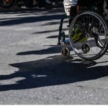 Ακράτα: Μπλοκαρισμένη ράμπα ΑμεΑ με μηχανάκια στο πεζοδρόμιο 2 Ακράτα: Μπλοκαρισμένη ράμπα ΑμεΑ με μηχανάκια στο πεζοδρόμιο