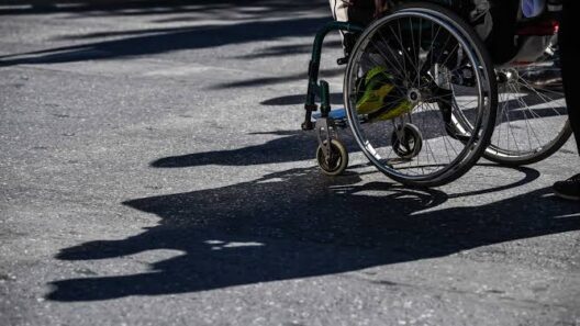 Ακράτα: Μπλοκαρισμένη ράμπα ΑμεΑ με μηχανάκια στο πεζοδρόμιο 15 Ακράτα: Μπλοκαρισμένη ράμπα ΑμεΑ με μηχανάκια στο πεζοδρόμιο