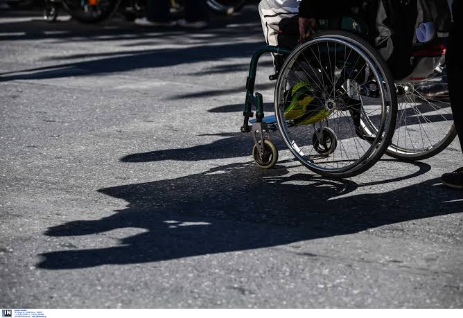 Ακράτα: Μπλοκαρισμένη ράμπα ΑμεΑ με μηχανάκια στο πεζοδρόμιο