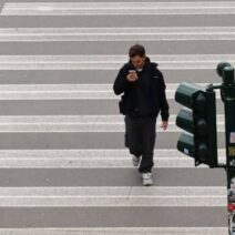 Ιταλία: Αυτό είναι το πρόστιμο σε πεζούς που «χαζεύουν» στο κινητό! 1 Ιταλία: Αυτό είναι το πρόστιμο σε πεζούς που «χαζεύουν» στο κινητό!