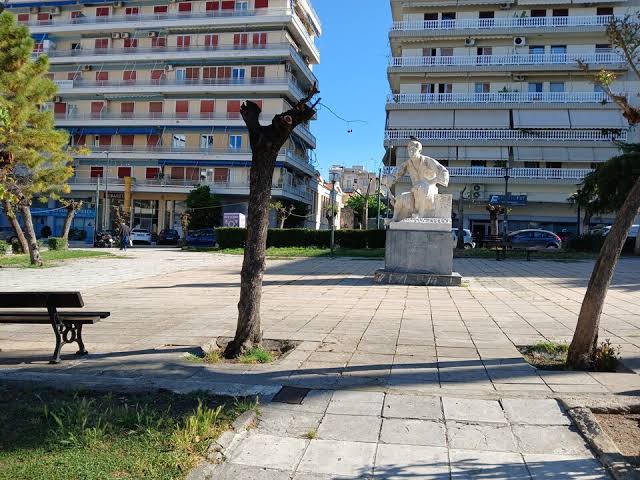 Πάτρα: Ακαθαρσίες περιστεριών και βρωμιά στην πλατεία Ομονοίας ΦΩΤΟ