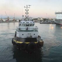 Δρέπανο: «Κόλλησε» σκάφος στην θάλασσα και ρυμουλκήθηκε στο λιμάνι της Πάτρας