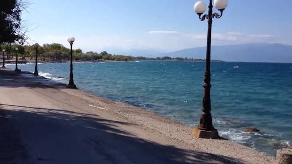 Ροδιά: Ψαρεύουν και...καθαρίζουν τα ψάρια στα παγκάκια της παραλίας - «Πονοκέφαλος» για την Κοινότητα 5 Ροδιά: Ψαρεύουν και...καθαρίζουν τα ψάρια στα παγκάκια της παραλίας - «Πονοκέφαλος» για την Κοινότητα