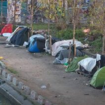 Γαλλία: Πάνω από 2.300 παιδιά κοιμούνται στον δρόμο λόγω έλλειψης καταλυμάτων