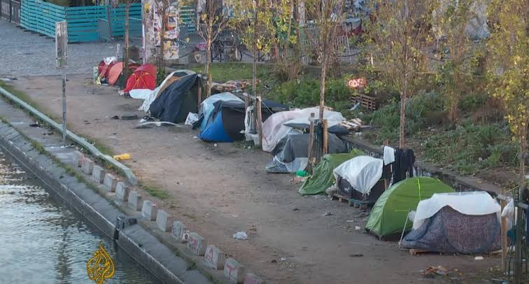 Γαλλία: Πάνω από 2.300 παιδιά κοιμούνται στον δρόμο λόγω έλλειψης καταλυμάτων