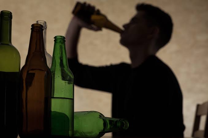 Η κατανάλωση αλκοόλ από ανήλικους – Χιλιάδες στα επείγοντα νοσοκομεία