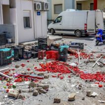 Αγυιά: Φρούτα, λαχανικά, ζουμιά, τελάρα, μπουκάλια, χαρτιά και...μύγες μετά τη Λαϊκή ΦΩΤΟ