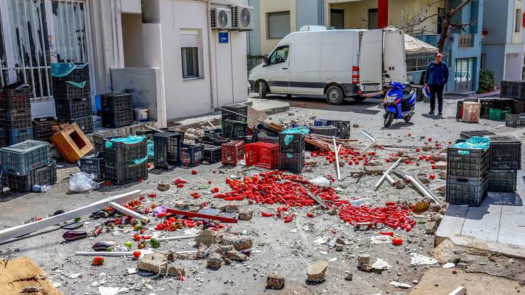Αγυιά: Φρούτα, λαχανικά, ζουμιά, τελάρα, μπουκάλια, χαρτιά και...μύγες μετά τη Λαϊκή ΦΩΤΟ