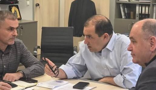 Αιγιάλεια: Συνάντηση του υφυπουργού Κατσαφάδου με τον δήμαρχο για αποκατάσταση των πληγεισών περιοχών από τη φωτιά 