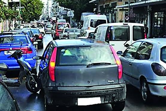 Δρόμος στην Πάτρα με ταξί και λεωφορεία