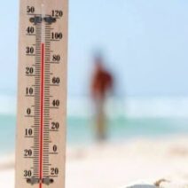 Ξύλινο θερμόμετρο στην παραλία με τον υδράργυρο να δείχνει πάνω απ…