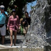 Αχαΐα: Ζεστός ο καιρός σήμερα στην περιοχή με πρόσκαιρες νεφώσεις 2 Νερό αναβλύζει από σιντριβάνι σε ηλιόλουστο τοπίο, με ανθρώπους να…