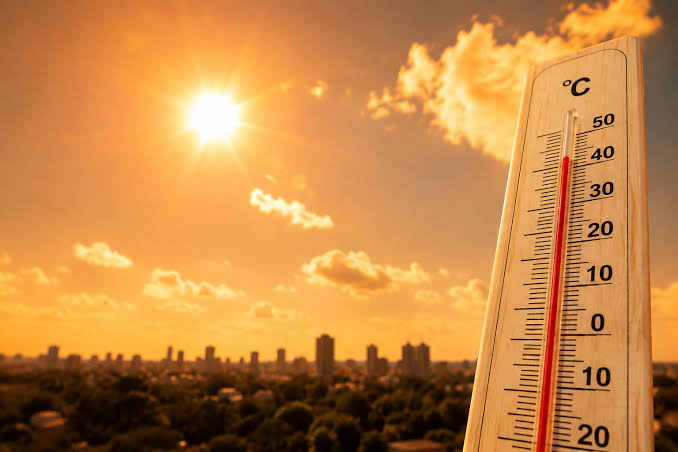 Ο υδράργυρος δείχνει 40°C σε θερμόμετρο, με τον καυτό ήλιο να λάμπει …