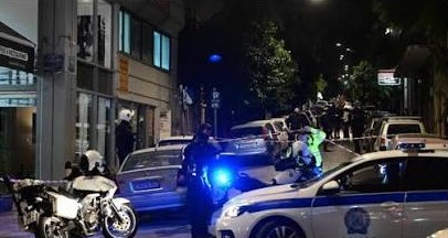 Ιατροδικαστής εξετάζει το κατεσθυγμένο βρέφος στη βαλίτσα