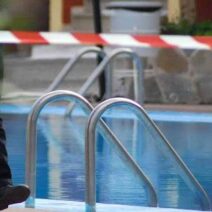 Πισίνα με κορδέλα αποκλεισμού και μεταλλικές σκάλες, μετά από περι…