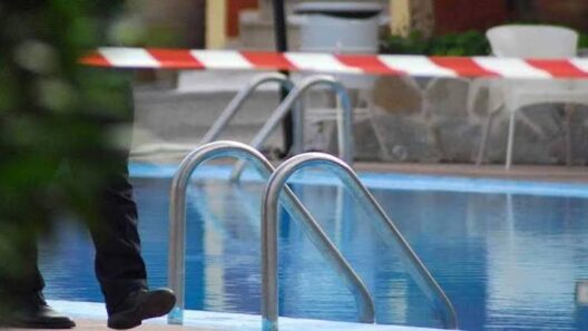 Πισίνα με κορδέλα αποκλεισμού και μεταλλικές σκάλες, μετά από περι…