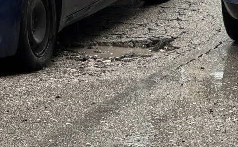 Πάτρα: Ημιτελείς ασφαλτοστρώσεις και επούλωση στις μισές λακκούβες δρόμων ΦΩΤΟ
