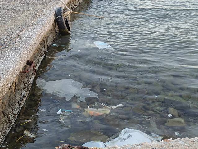 Ρίο: Σκουπίδια αλιέων στην παραλία με βλάβη στην θάλασσα και τον περιβάλλοντα χώρο ΦΩΤΟ 5 Ρίο: Σκουπίδια αλιέων στην παραλία με βλάβη στην θάλασσα και τον περιβάλλοντα χώρο ΦΩΤΟ