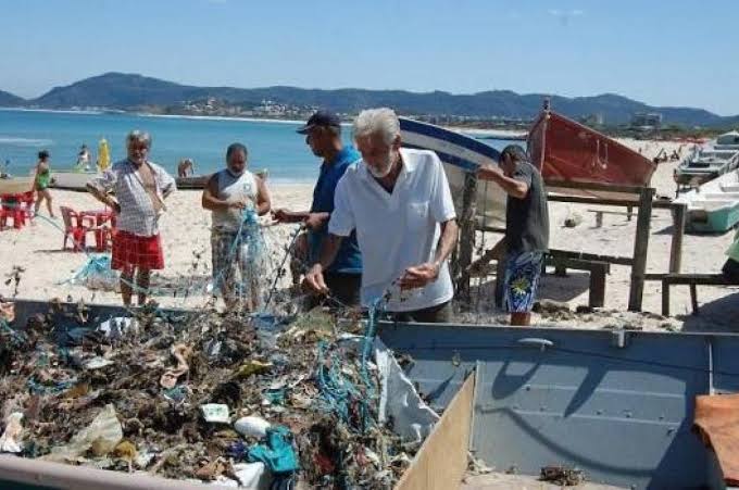 Ρίο: Σκουπίδια αλιέων στην παραλία με βλάβη στην θάλασσα και τον περιβάλλοντα χώρο ΦΩΤΟ