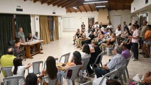 Πάτρα: Κινητοποίηση των Εκπαιδευτικών ΠΕ για τις συμπτύξεις τάξεων σε σχολεία 17 Συγκέντρωση εκπαιδευτικών σε αίθουσα, με ομιλητές σε τραπέζι και α…