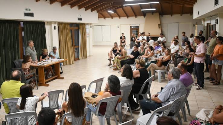 Συγκέντρωση εκπαιδευτικών σε αίθουσα, με ομιλητές σε τραπέζι και α…