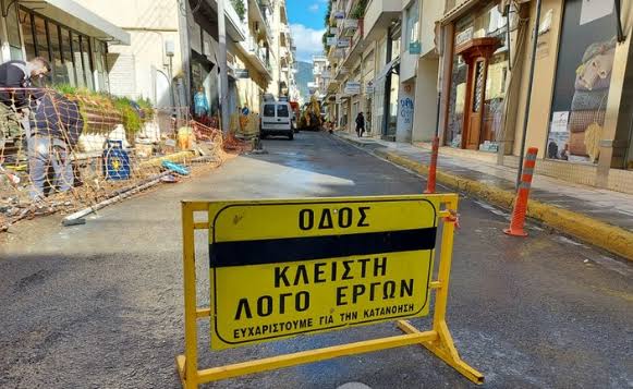 Κινούμενα οχήματα σε κίνηση στο κέντρο της Πάτρας, με κυκλοφοριακή…