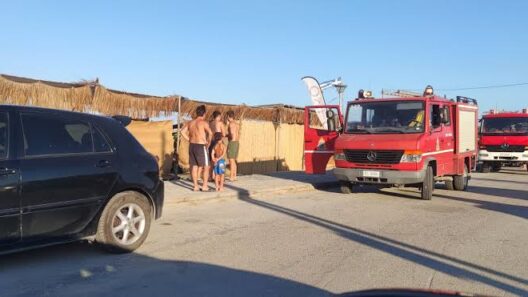Νιφορέικα: Επιχείρηση απεγκλωβισμού παιδιού μετά από πτώση στην παραλία που χρειάστηκε νοσοκομείο 13 Παιδί με επιδέσμους μετά την πτώση του στην παραλία, με γιατρούς κα…