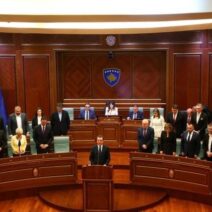 Κόσοβο: Βουλευτής πέταξε αυγά στον πρωθυπουργό Άλμπιν Κούρτι ΒΙΝΤΕΟ 2 Κόσοβο: Βουλευτής πέταξε αυγά στον πρωθυπουργό Άλμπιν Κούρτι ΒΙΝΤΕΟ