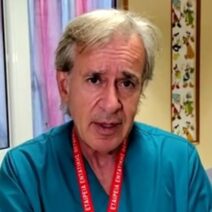 Ρίο: Σε βαθιά καταστολή ο 10χρονος που κινδύνεψε να πνιγεί σε παραλία - Κρίσιμη μάχη για τη ζωή στο νοσοκομείο 1 Γιατρός με μπλε ιατρική στολή και κορδόνι της Εταιρείας Εντατικής …