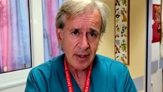 Γιατρός με μπλε ιατρική στολή και κορδόνι της Εταιρείας Εντατικής …