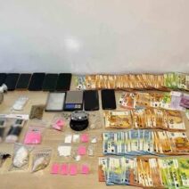 Δημόσια συγκέντρωση σε Μύκονο με διαδηλωτές ενάντια σε εκβιασμούς